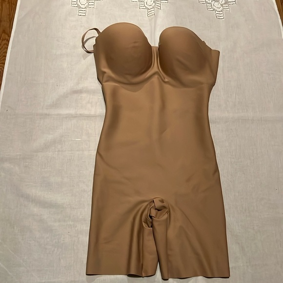 SKIMS Other - SKIMS CORE SCULPT UNDERWIRE MID THIGH BODYSUIT